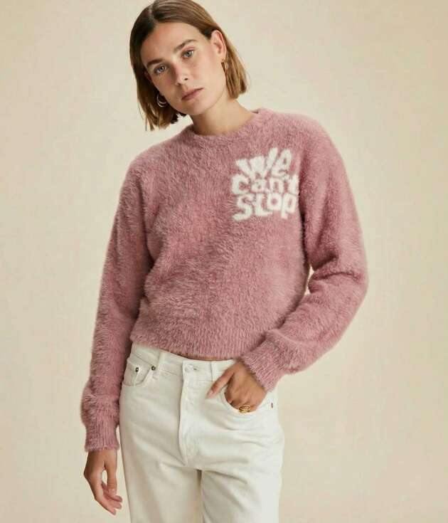 An exceptionally soft, tactile knit sweater in a sophisticated dusty rose hue. Highlighted by an off-white Intarsia typographic graphic on the chest, combining modern street culture with cozy, tactile luxury.